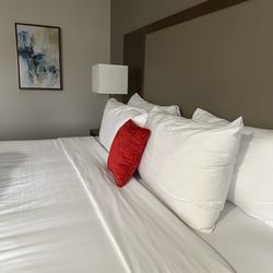 Red Lion Hotel Templin's on the River - Bed with a pop of red