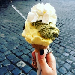 MammaMia Gelaterie - Pistacchio, cioccolato fondente, crema con pezzi di ciambella e caramello, panna. Il cono era ripieno di cioccolato fuso.