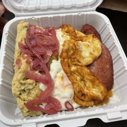 Antojao - Mangu con Los Tres Golpes con cebollas