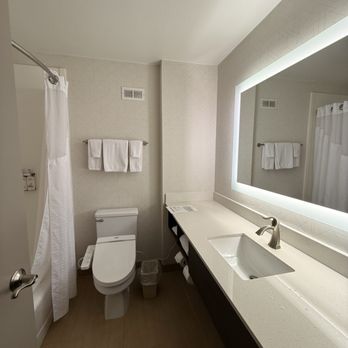 Holiday Inn Express - Bathroom - Hotels Near Me - Bellingham, Washington Holiday Inn Express - Bathroom - Hotels Near Me - Bellingham, Washington