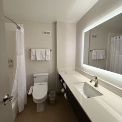 Holiday Inn Express - Bathroom