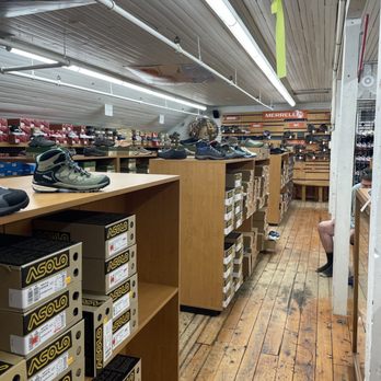 LAHOUT'S COUNTRY CLOTHING, SKI & SNOWBOARD SHOP - Updated November