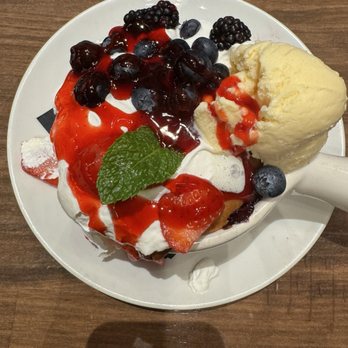 Blackwall Barn & Lodge - Berry Cobbler - Seafood Near Me - Columbia, Maryland