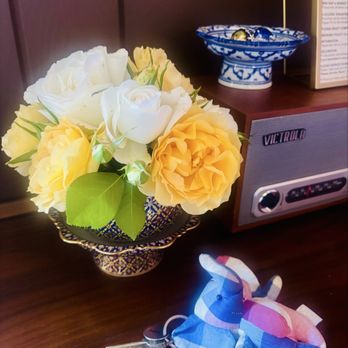 Bann at Oak Knoll Napa - Freshly picked flowers in the room- grown on property grounds. Cute elephant room-key keychain. - Bed & Breakfast Near Me - Napa, California Bann at Oak Knoll Napa - Freshly picked flowers in the room- grown on property grounds. Cute elephant room-key keychain. - Bed & Breakfast Near Me - Napa, California