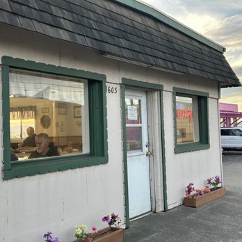 Mom's Kitchen - Front - Diners Near Me - North Bend, Oregon Mom's Kitchen - Front - Diners Near Me - North Bend, Oregon