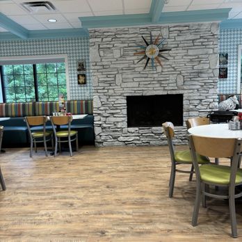 Anna's House - Milford - Fireplace and decor - Breakfast & Brunch Near Me - Milford, Michigan Anna's House - Milford - Fireplace and decor - Breakfast & Brunch Near Me - Milford, Michigan