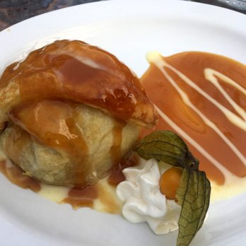 Grillade La Bohème - Surprise aux Pommes avec Coulis au Sucre à la crème or in English a baked apple covered in pastry with creme on the side and cinnamon sauce! - Steakhouses Near Me - La Malbaie, Quebec Grillade La Bohème - Surprise aux Pommes avec Coulis au Sucre à la crème or in English a baked apple covered in pastry with creme on the side and cinnamon sauce! - Steakhouses Near Me - La Malbaie, Quebec