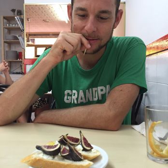 IL Gonfio - Goat cheese and fig pintxos - Italian Near Me - Barcelona, B IL Gonfio - Goat cheese and fig pintxos - Italian Near Me - Barcelona, B