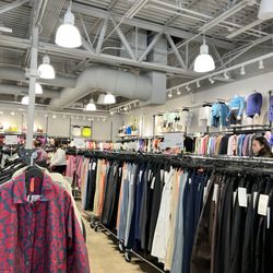 Lululemon Outlet - Inside