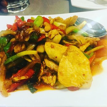 Thai Dishes - Cashew chicken - Thai Near Me - Briarcliff Manor, New York Thai Dishes - Cashew chicken - Thai Near Me - Briarcliff Manor, New York