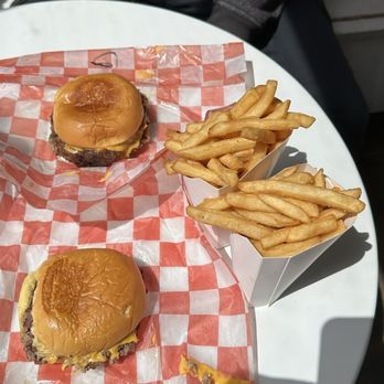 7th Street Burger Soho - Single cheeseburger, double cheeseburger, fries - Burgers Near Me - New York, New York 7th Street Burger Soho - Single cheeseburger, double cheeseburger, fries - Burgers Near Me - New York, New York