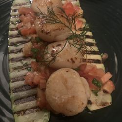 Scallops with grilled zucchini (appetizer)
