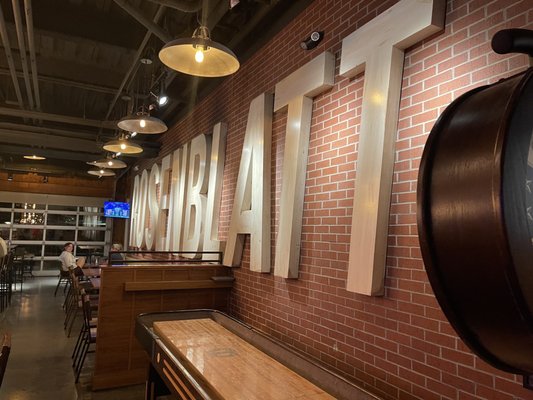 Blatt Beer & Table by null