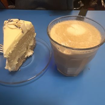 El Perro de Pavlov - Latte and passion fruit cake - Cafeteria Near Me - Madrid, M