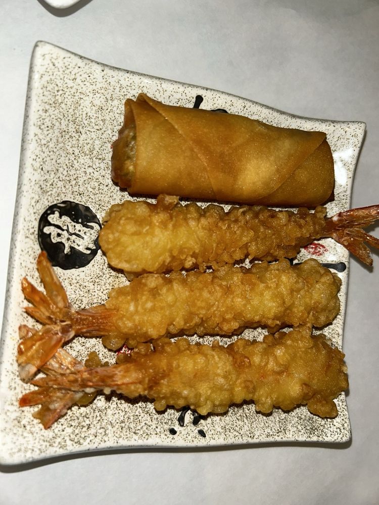 Food from Hangout Ramen & Sushi