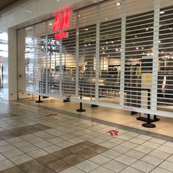 H&M - Side entrance into men's dept