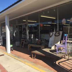 Collectors'corner - Entrance: All kinds of finds inside and out