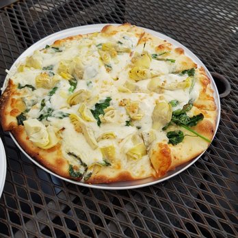 King Cong Brewing - Spinach artichoke pizza! Soooooo daaaammmnn goooooodddddd! - Breweries Near Me - Sacramento, California