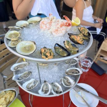 Zig Zag Oyster Bar - Classic tower - Seafood Near Me - Brooklyn, New York Zig Zag Oyster Bar - Classic tower - Seafood Near Me - Brooklyn, New York