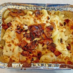 Surprisingly large serving of mac & cheese with bacon