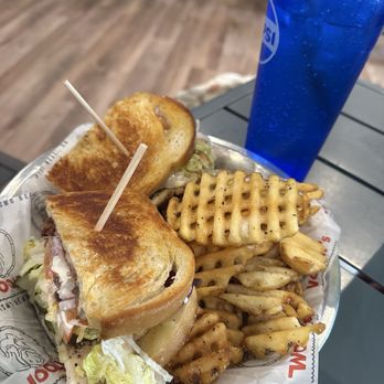 Wooly's - Chicken club sándwich - Seafood Near Me - Pismo Beach, California