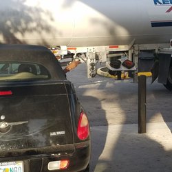 7-Eleven - Look at this dumbass with a lit cigarette in front of a fuel tanker at a Gas Station! How stupid can you be?