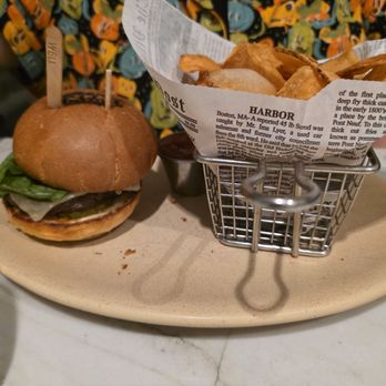 Poppy's Lounge - Burger with potatoe chip - Cocktail Bars Near Me - Anaheim, California Poppy's Lounge - Burger with potatoe chip - Cocktail Bars Near Me - Anaheim, California