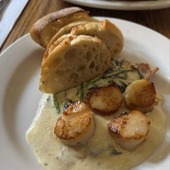 Chez Lucien - Seared scallops with white wine cream sauce, spinach and bacon - Bars Near Me - Ottawa, Ontario