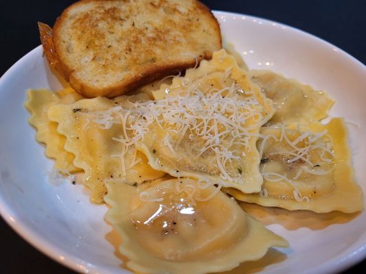 Awnie’s Italian Cuisine - a plate of ravioli and toast - Martinsville, IN Awnie’s Italian Cuisine - a plate of ravioli and toast - Martinsville, IN