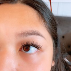 Emera Lash and Spa - From my bottom lashes, you can tell I barely have any natural lashes, but she is still able to make them look fuller.