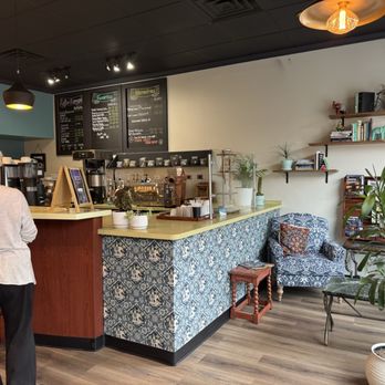 Wise Cup - Counter and a cozy area by the window to sit - Coffee & Tea Near Me - Oak Park, Illinois