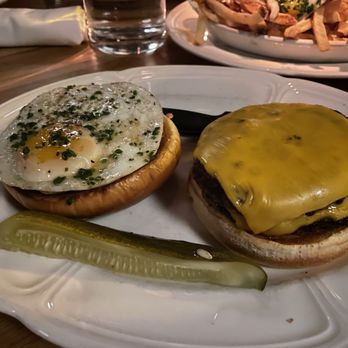 Au Cheval - single cheeseburger w/egg - Bars Near Me - Chicago, Illinois
