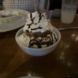 MacLaomainn's Scottish Pub - Cookie Sundaes