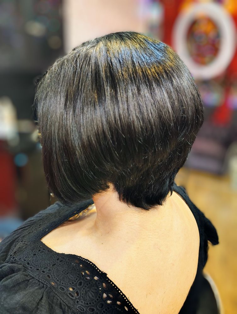 Red Raven Salon Logo
