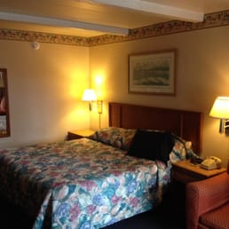 Basic room. Nice and clean despite looking like it is stuck in 1985. Basic room. Nice and clean despite looking like it is stuck in 1985.