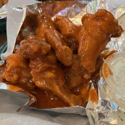 Snickers Pizza & Pub - Hot wings
