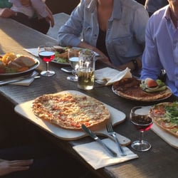 Galerie Burghof - Urige Holzbänke dekoriert mit Flammkuchen