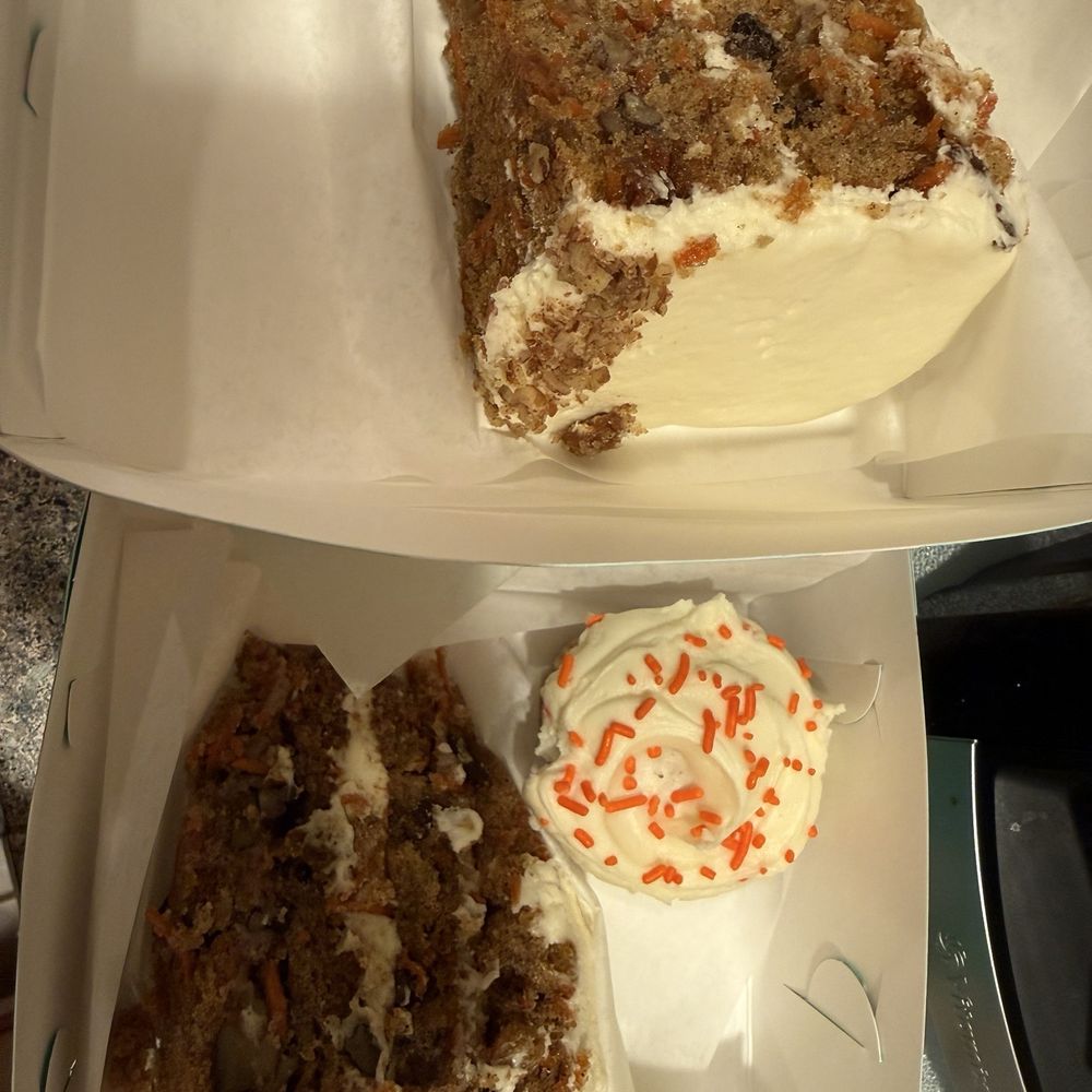 Carrot cake slice , & pumpkin cupcake