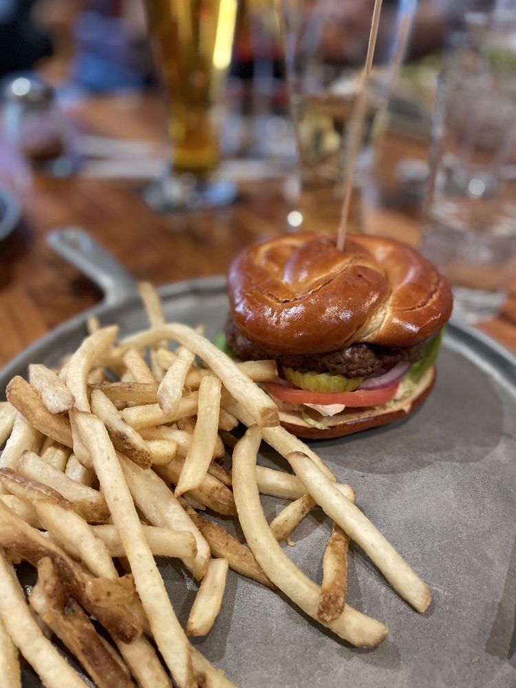 MAGGIE MCFLY’S Updated November 2024 815 Photos & 628 Reviews