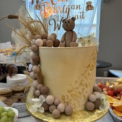 Bear cake with neutral brown/tan colors