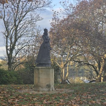 Linlithgow Palace - Mary, Queen of Scots Statue - Landmarks & Historical Buildings Near Me - Linlithgow, WLN