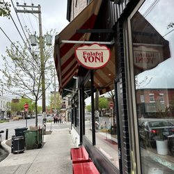 Falafel Yoni - Great location