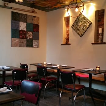 Smiling Banana Leaf - Simple and nicely decorated seating area - Thai Near Me - Pittsburgh, Pennsylvania Smiling Banana Leaf - Simple and nicely decorated seating area - Thai Near Me - Pittsburgh, Pennsylvania