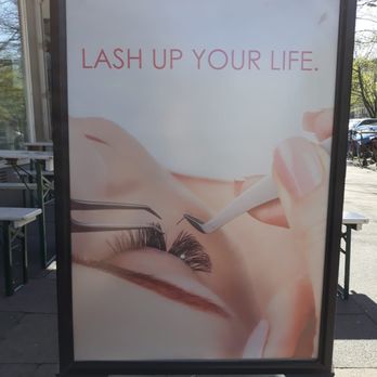 Alexandra Ciolea - Das sind Aussteller die vor dem Salon stehen :) Richtig toll! - Eyelash Service Near Me - Hamburg, HH