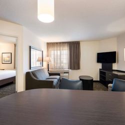 Sonesta Simply Suites Charlotte University - Guest Suite Living Room