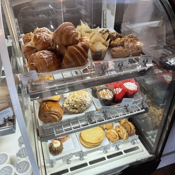 Caffe Luxxe - Pastry display - Coffee & Tea Near Me - Santa Monica, California Caffe Luxxe - Pastry display - Coffee & Tea Near Me - Santa Monica, California