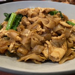 Bangrak Thai Street Food - Pad see ew with chicken