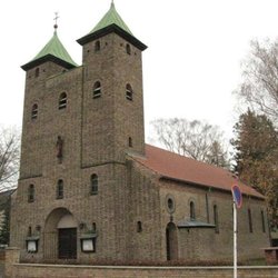 Sankt-Elisabeth Königs Wusterhausen - Die Kirche im Profil. Südwestseite.