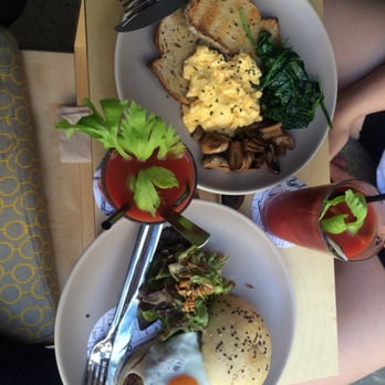 Federal - Veggie burger with fried egg. Blood Mary. Scrambled egg with spinach and mushrooms. - Cafeteria Near Me - Barcelona, B Federal - Veggie burger with fried egg. Blood Mary. Scrambled egg with spinach and mushrooms. - Cafeteria Near Me - Barcelona, B