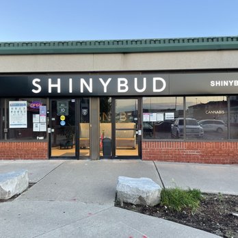 Shiny Bud - Out front of the store from the sidewalk in the plaza parking lot. September 2021 - Cannabis Dispensaries Near Me - North York, Ontario Shiny Bud - Out front of the store from the sidewalk in the plaza parking lot. September 2021 - Cannabis Dispensaries Near Me - North York, Ontario